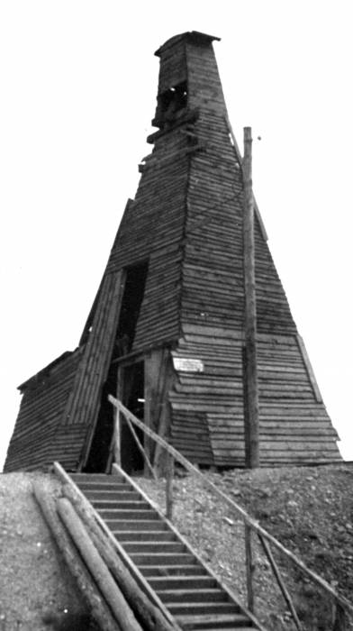 Drewniane rusztowanie nad odgruzowywanym szybem Anioł. Zdjęcie wykonano pod koniec lat 60. XX w. Fot. Archiwum SMZT